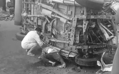 आगरा के शाहदरा में हाईवे के डिवाइडर पर पलटी मैक्स गाड़ी, तीन मॉर्निंग वॉकर्स और ड्राइवर की मौत