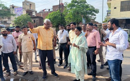 आगरा में पहली बारिश में ही जलभराव पर महापौर ने लगाई फटकार, नगरायुक्त को दिए निर्देश