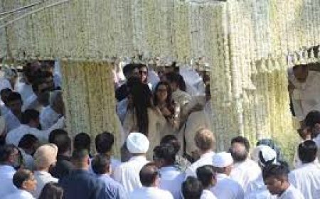 संजय कपूर पंचतत्व में विलीन, बेटे कियान रोते रहे, करीना छिपाती रहीं आंसू