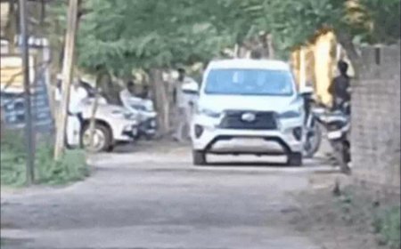 आगरा में रंगे हाथ पकड़ा गया घूसखोर! श्रम विभाग का बाबू 15 हजार की रिश्वत लेते गिरफ्तार