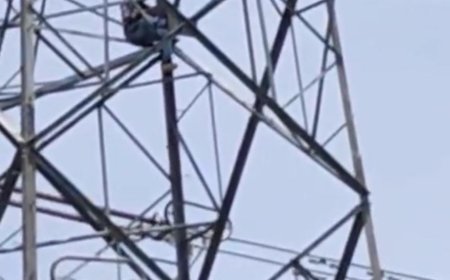 पसंद की लड़की से शादी न हो पाने पर हाईटेंशन लाइन के पोल पर चढ़ गया युवक