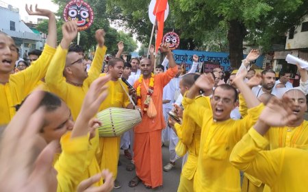 मृदंग-मंजीरे की भक्तिमय धुन पर झूमी आमंत्रण यात्रा, रथयात्रा का निमंत्रण घर-घर पहुंचा