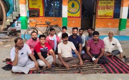 पिनाहट नगर पंचायत में सभासदों का धरना, ईओ और अध्यक्ष पर मनमानी के आरोप