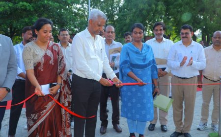 आगरा चौपाटी पर ईवी युग की शुरुआत, मंडलायुक्त ने किया स्मार्ट चार्जिंग स्टेशन का उद्घाटन