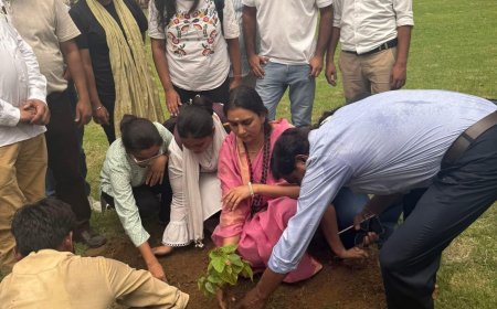 वाटर वूमेन शिप्रा पाठक ने दिया जल संरक्षण का संदेश, विश्वविद्यालय में सिंदूर पौधे का किया रोपण