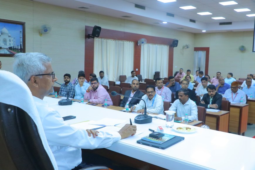 बैंकों की सुस्ती पर मंडलायुक्त बरसे: सरकारी योजनाओं से खिलवाड़ बर्दाश्त नहीं, 15 दिन का अल्टीमेटम