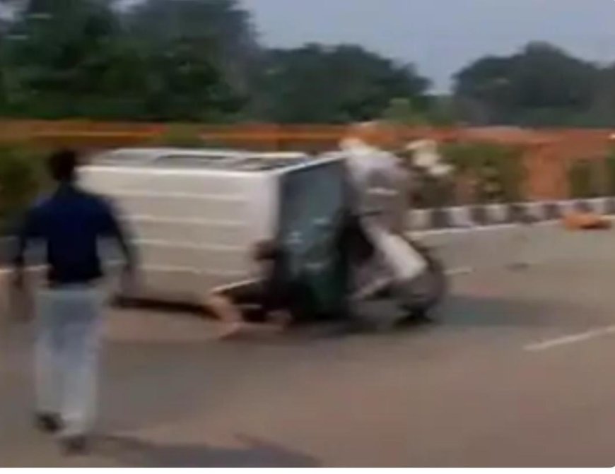 दिल्ली से आ रही कार अरतौनी में डिवाइडर से टकराकर पलटी, पांच घायल