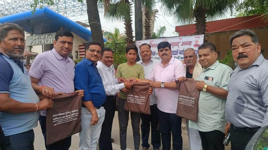 ताजनगरी में पर्यावरण बचाने की मुहिम: भारत विकास परिषद 'अमृतम' ने 500 कपड़े के थैले बांटे