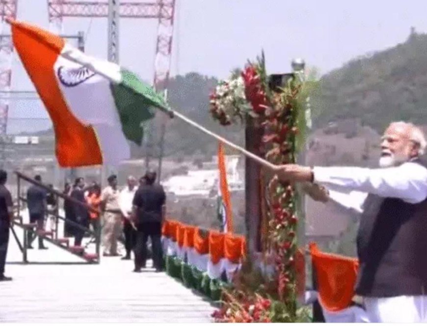 चिनाब ब्रिज से कश्मीर की कनेक्टिविटी का नया अध्याय, पीएम मोदी ने दिखाई वंदे भारत को हरी झंडी