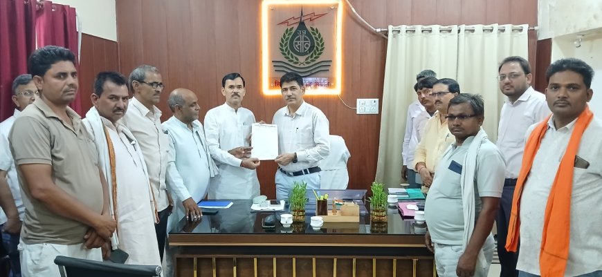 सिल्ट से पटा ड्रेन बना किसानों की तबाही का कारण, सिंचाई विभाग को सौंपा ज्ञापन