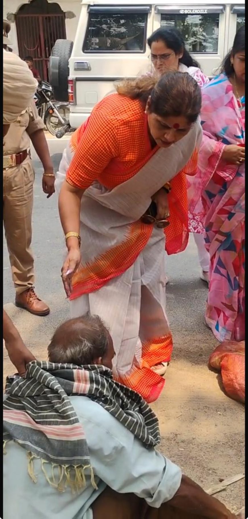 सड़क पर घायलावस्था में पड़े बुजुर्ग को राज्य महिला आयोग अध्य़क्ष ने काफिला रुकवाकर पहुंचवाया अस्पताल 