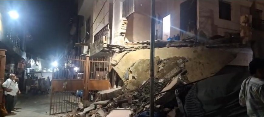 आगरा में दो मंजिला बिल्डिंग का अगला हिस्सा गिरा, दो घायल, अन्य के मलबे में दबे होने की आशंका, राहत कार्य जारी