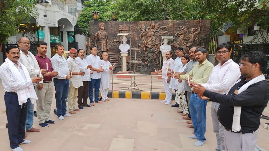 प्लेन क्रैश पीड़ितों को बसपा पार्षदों की श्रद्धांजलि, शहीद स्मारक पर आयोजित की शोक सभा