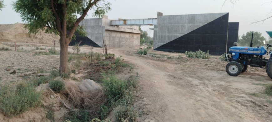 तीसरी बाईपास रेललाइन से सिंचाई की गूल बंद, सिंचाई न हो पाने से किसानों में रोष