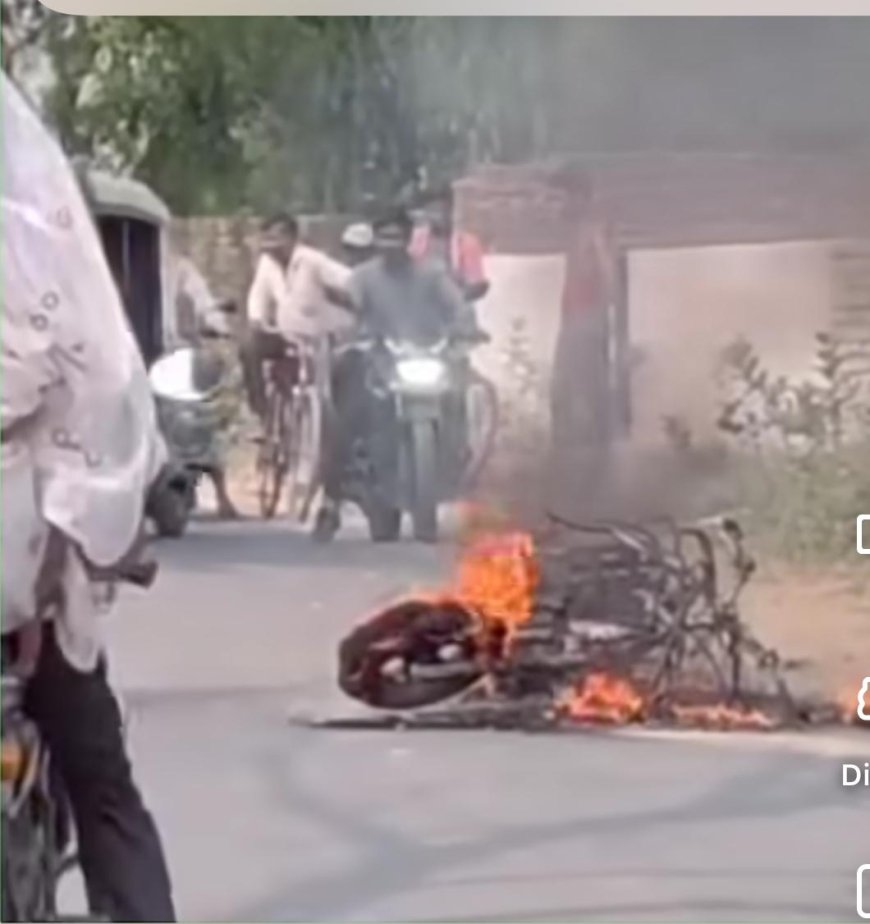चलती स्कूटी में लगी आग, आगरा-जयपुर हाईवे पर फैली अफरा-तफरी