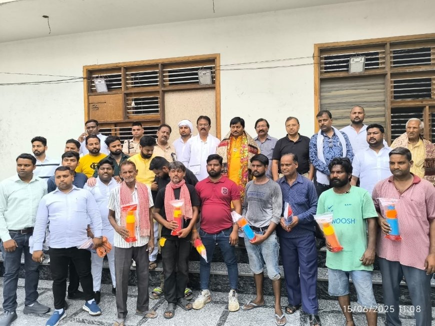 भीषण गर्मी में सेवा का संकल्प: सफाई कर्मचारियों को लीडर्स आगरा ने बांटी पानी की बोतलें