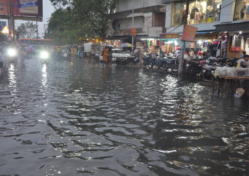 मानसून ने दी दस्तक: मूसलाधार बारिश से आगरा के कई क्षेत्र जलमग्न, सड़कों पर नदी के नजारे