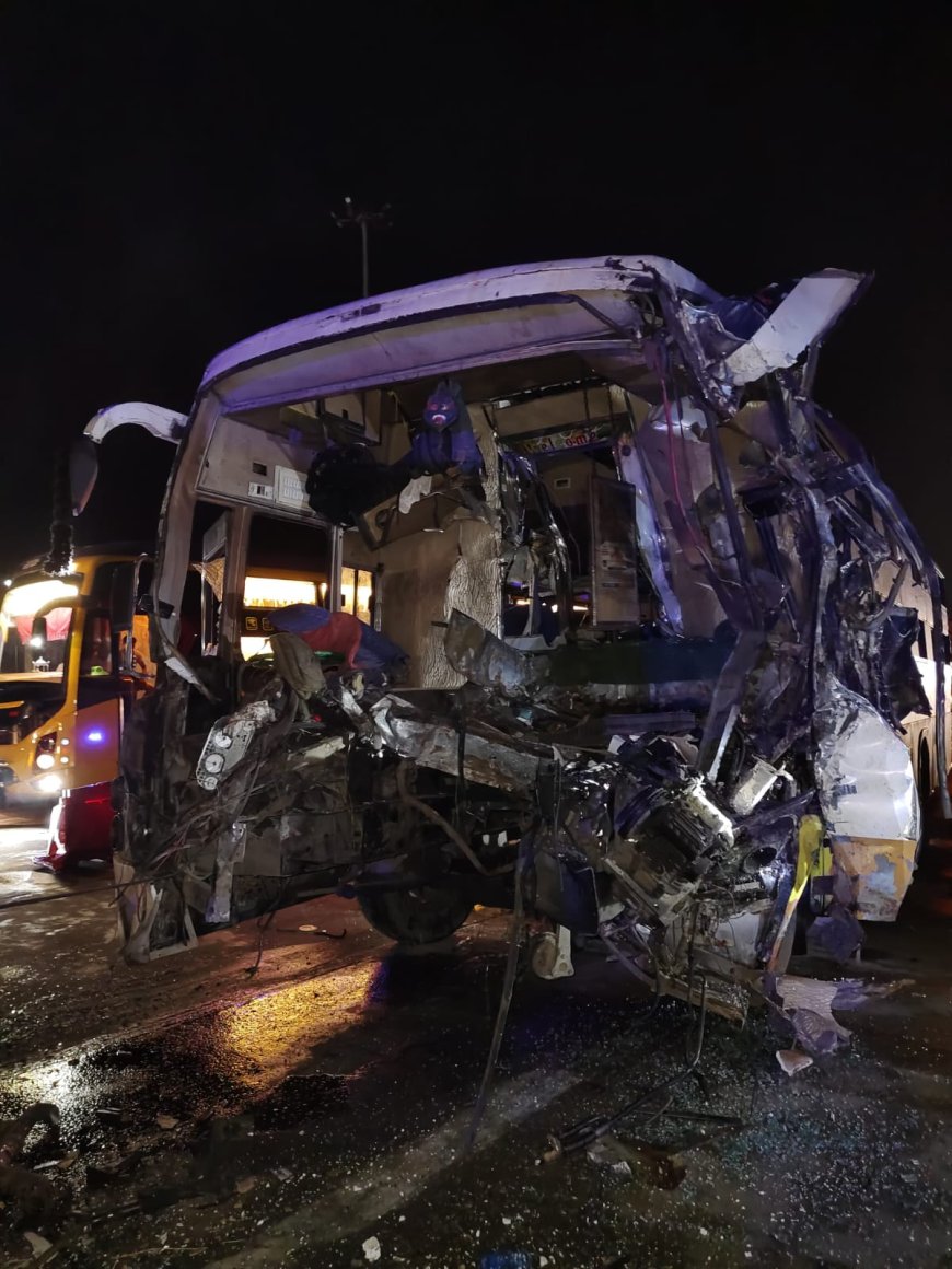 आधी रात बाद फतेहाबाद में भीषण हादसाः एक्सप्रेसवे पर खड़े ट्रक में जा घुसी यात्री बस, दो की मौत, 32 घायल