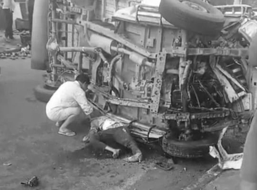 आगरा के शाहदरा में हाईवे के डिवाइडर पर पलटी मैक्स गाड़ी, तीन मॉर्निंग वॉकर्स और ड्राइवर की मौत