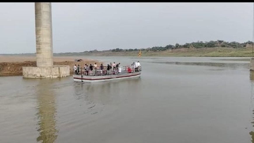 पिनाहट में चंबल नदी पर पौंटून पुल हटाया गया, यात्रियों के लिए पीडब्ल्यूडी का फ्री स्टीमर शुरू
