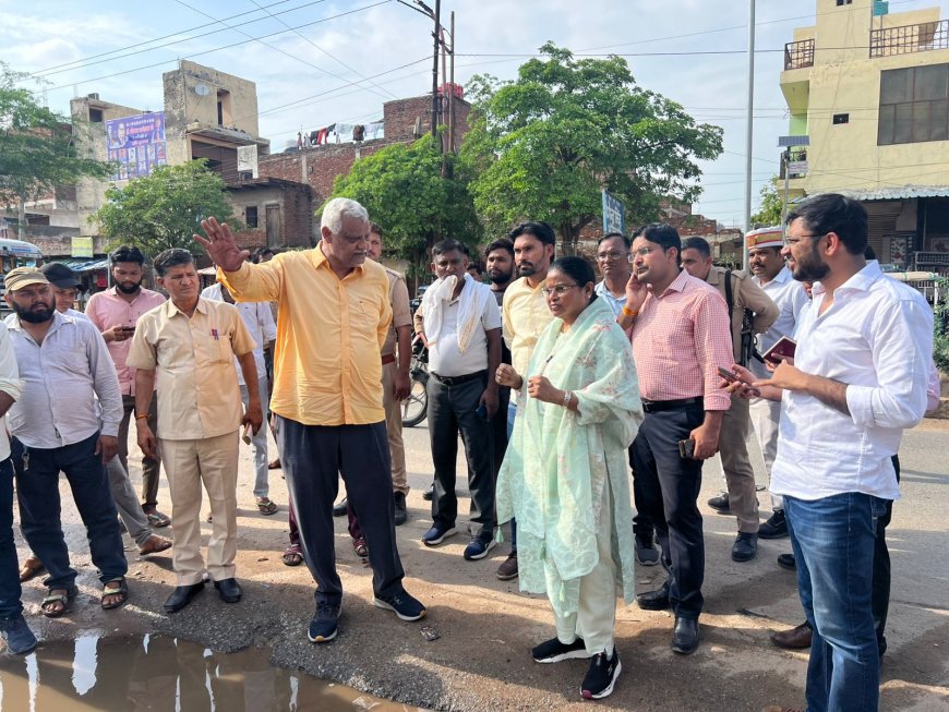 आगरा में पहली बारिश में ही जलभराव पर महापौर ने लगाई फटकार, नगरायुक्त को दिए निर्देश