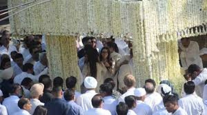 संजय कपूर पंचतत्व में विलीन, बेटे कियान रोते रहे, करीना छिपाती रहीं आंसू