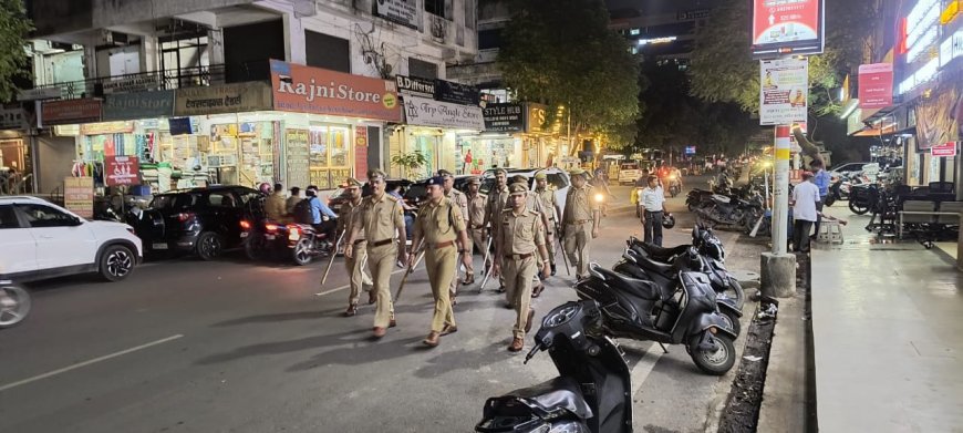 संजय प्लेस में एसीपी का पैदल गश्त, अतिक्रमण और खुले में शराबखोरी पर कार्रवाई, चालान भी काटे गये