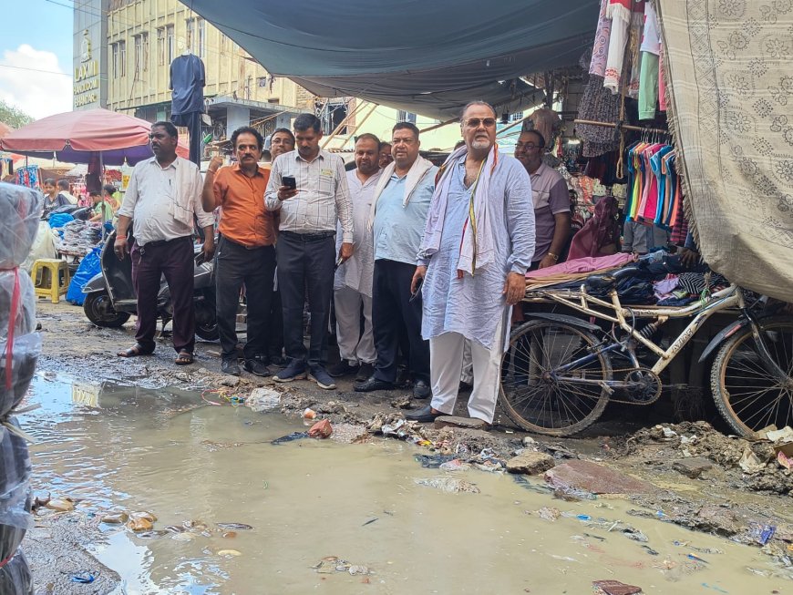 आगरा के शिवाजी मार्केट में घुसा गंदा पानी, काजीपाड़ा नाला चोक हो गया है