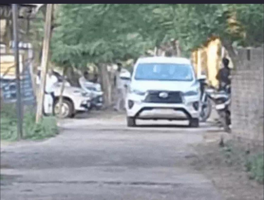 आगरा में रंगे हाथ पकड़ा गया घूसखोर! श्रम विभाग का बाबू 15 हजार की रिश्वत लेते गिरफ्तार