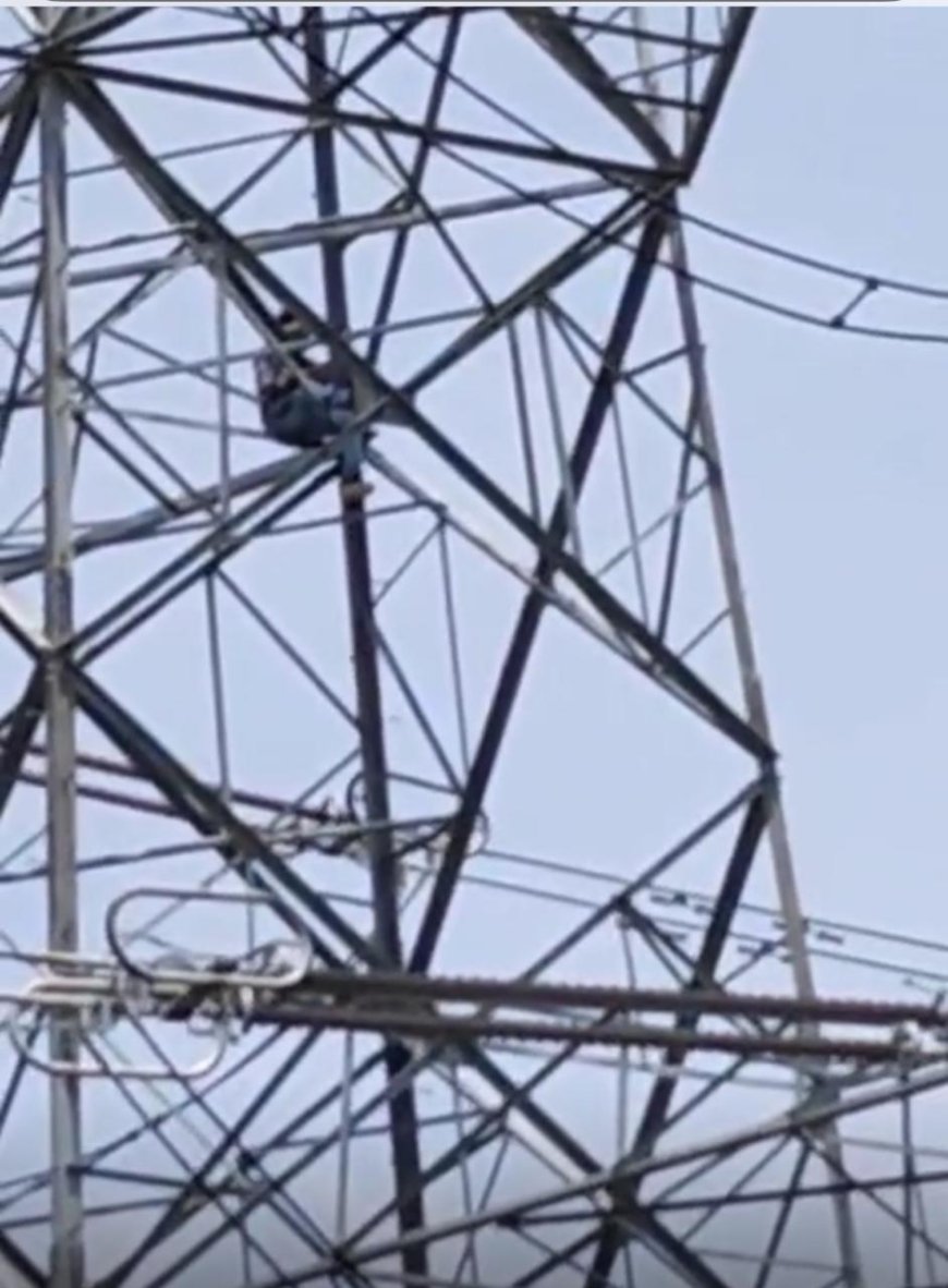 पसंद की लड़की से शादी न हो पाने पर हाईटेंशन लाइन के पोल पर चढ़ गया युवक