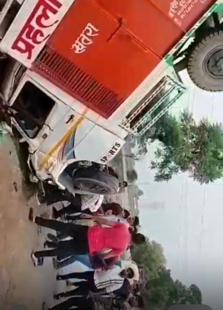 आगरा में अछनेरा-भरतपुर मार्ग पर गौवंश से टकराकर डीजे लगी मैक्स पलटी, चालक गंभीर घायल