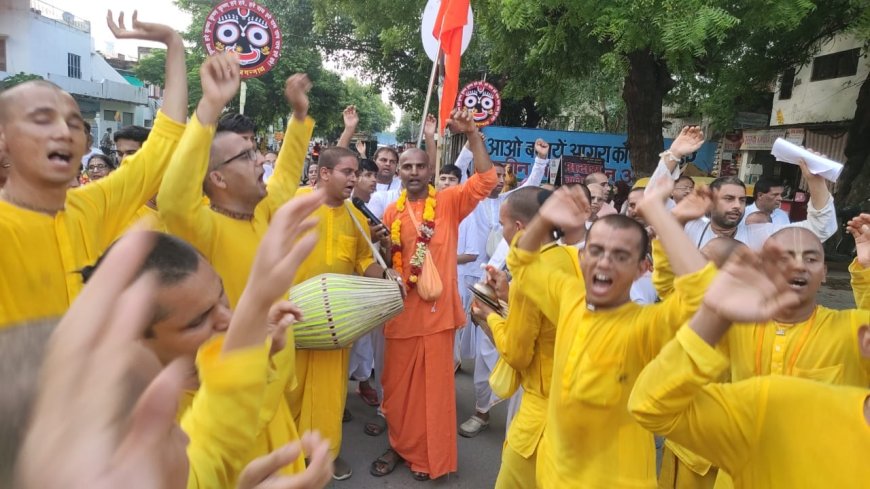 मृदंग-मंजीरे की भक्तिमय धुन पर झूमी आमंत्रण यात्रा, रथयात्रा का निमंत्रण घर-घर पहुंचा