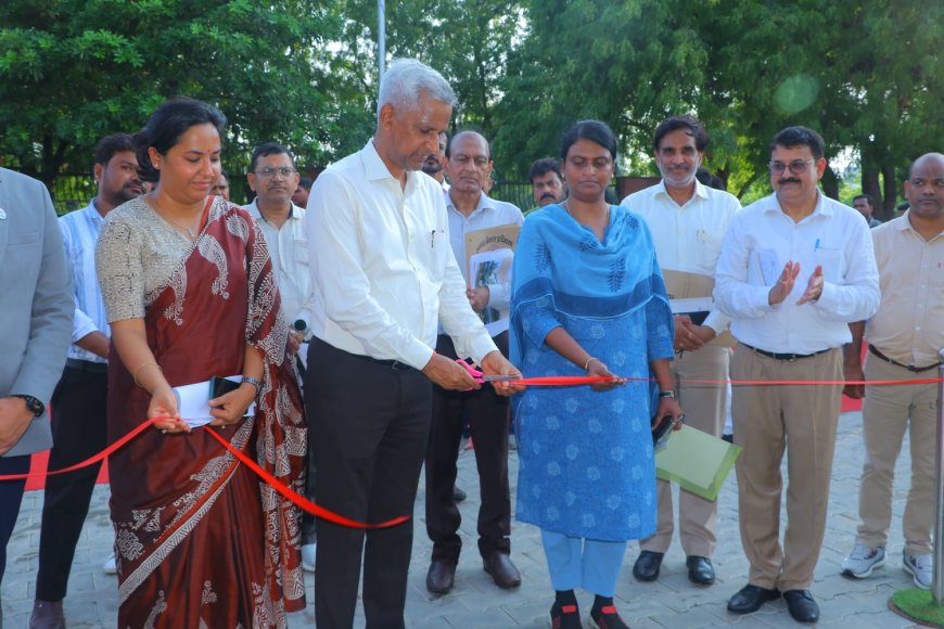 आगरा चौपाटी पर ईवी युग की शुरुआत, मंडलायुक्त ने किया स्मार्ट चार्जिंग स्टेशन का उद्घाटन