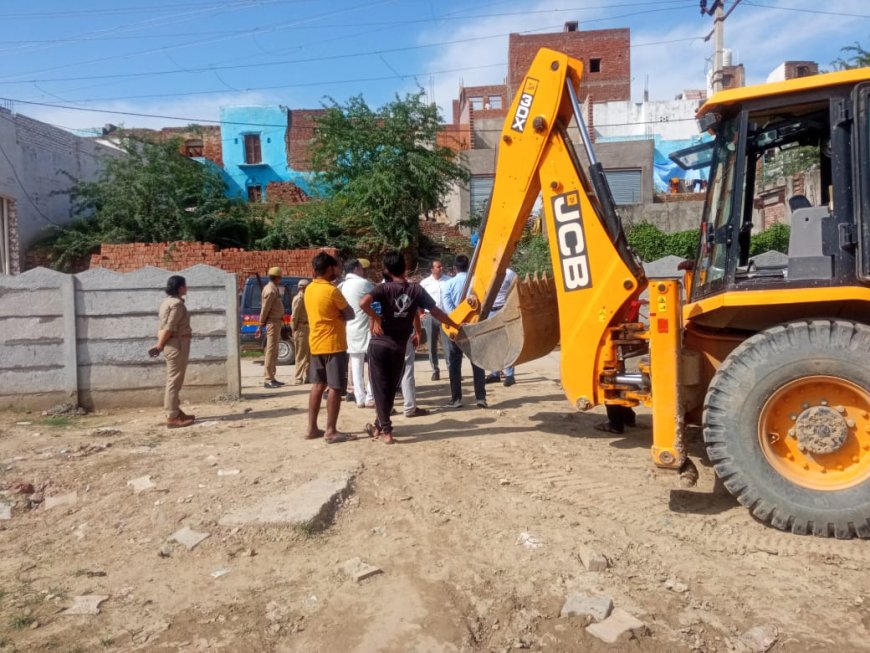 बटेश्वर में आबादी भूमि पर की गई बाउंड्री प्रशासन ने ढहाई, भारी पुलिस बल की मौजूदगी में चला बुलडोज़र