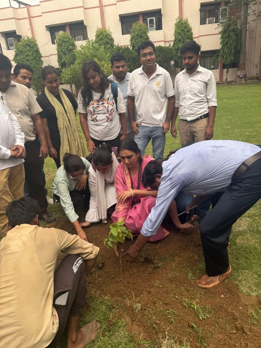 वाटर वूमेन शिप्रा पाठक ने दिया जल संरक्षण का संदेश, विश्वविद्यालय में सिंदूर पौधे का किया रोपण