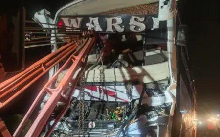 आगरा-लखनऊ एक्सप्रेसवे पर भीषण हादसा: डंपर में जा घुसी स्लीपर बस, 10 यात्री घायल