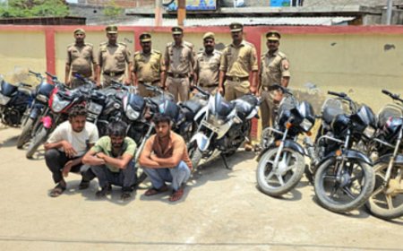 शौक पूरा करने के लिए चोर बन गए: आगरा में चोरी की दस बाइक के साथ तीन युवक गिरफ्तार