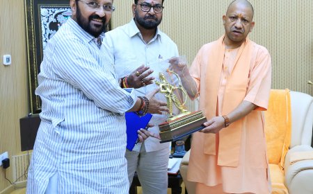 नक्षत्रशाला भूमि पूजन के लिए सीएम योगी को आमंत्रण, आगरा के बैराज समेत कई योजनाएं रखीं मंत्री ने