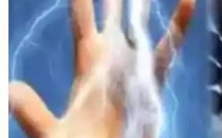 आगरा के नामनेर में हाईटेंशन लाइन टूटकर ई रिक्शा पर गिरी, चालक झुलसा, रिक्शा जलकर खाक