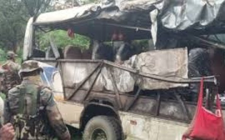 देवघर में बस और ट्रक में टक्कर, 18 श्रद्धालु मरे