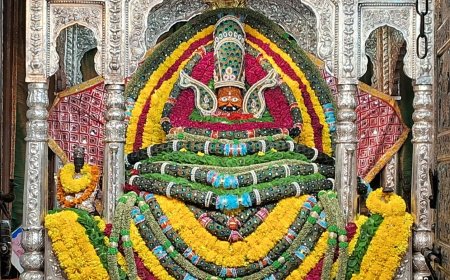 मोरपंख माला और रेशमी परिधान में सजे खाटू नरेश, सावन में शिव-श्याम भक्ति का अद्भुत संगम