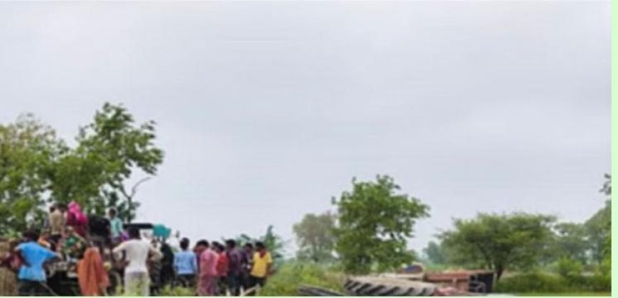 फतेहपुर सीकरी में बड़ा हादसा: ट्रैक्टर-ट्रॉली पलटी, 16 मजदूर घायल, कई गंभीर हालत में आगरा रेफर