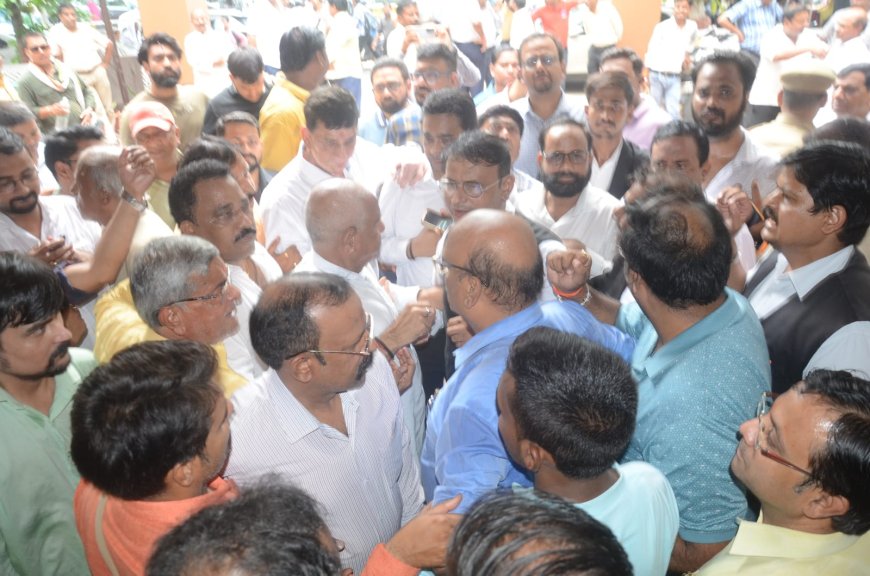 संजय प्लेस की पार्किंग में मचा बवाल: वकील से मारपीट पर व्यापारी उबले, थाने पर घंटों लगा रहा मजमा