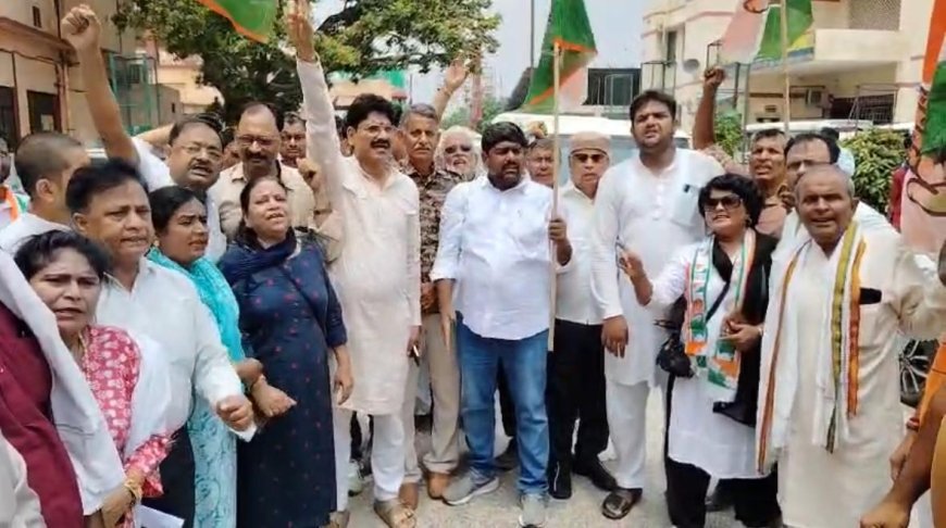 स्कूल बंद कर रही है सरकार: आगरा में कांग्रेस का ज़िला मुख्यालय पर हंगामेदार प्रदर्शन