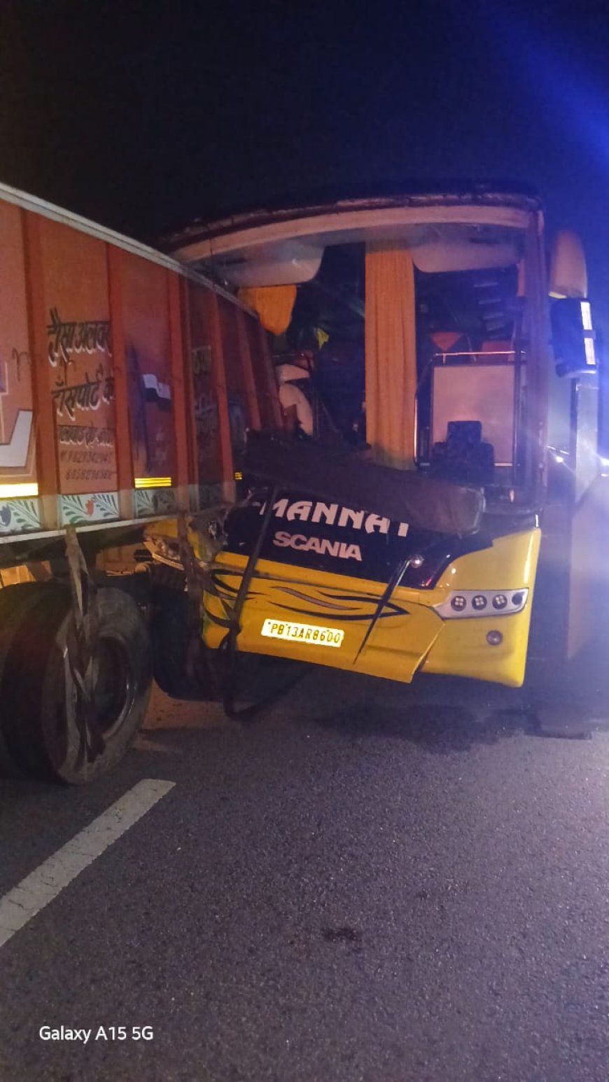 आगरा-लखनऊ एक्सप्रेसवे पर भीषण हादसा: ट्रक में घुसी बस, चालक की मौत, आधा दर्जन यात्री घायल