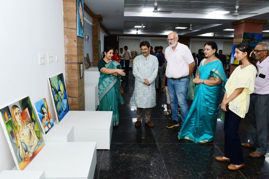 ललित कला संस्थान की आर्ट गैलरी में रंगों की अभिव्यक्ति, छात्रों की पेंटिंग्स में रंग, रेखा और रचना का संगम