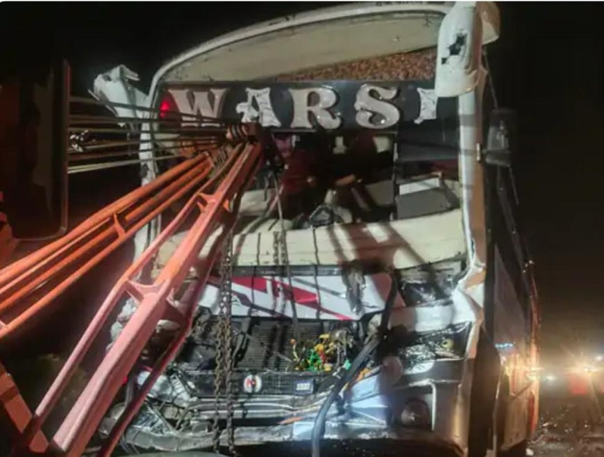 आगरा-लखनऊ एक्सप्रेसवे पर भीषण हादसा: डंपर में जा घुसी स्लीपर बस, 10 यात्री घायल