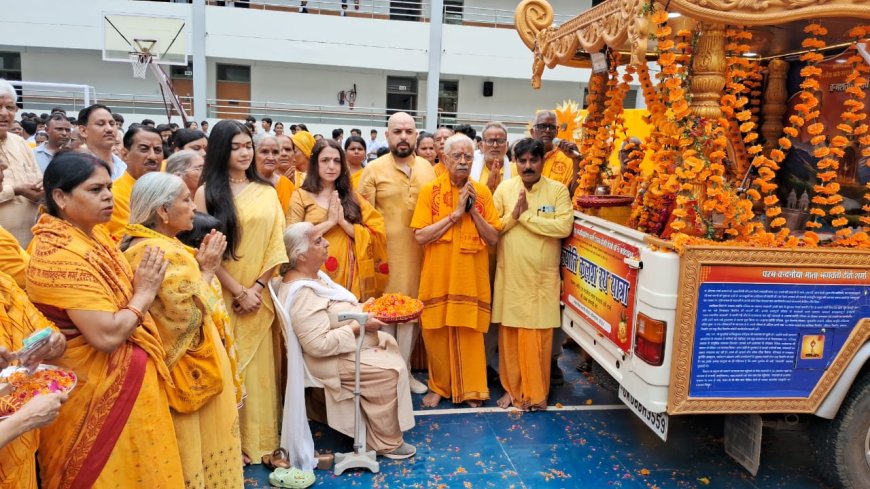 आगरा के गायत्री पब्लिक स्कूल में हुआ ज्योति कलश यात्रा का भव्य स्वागत