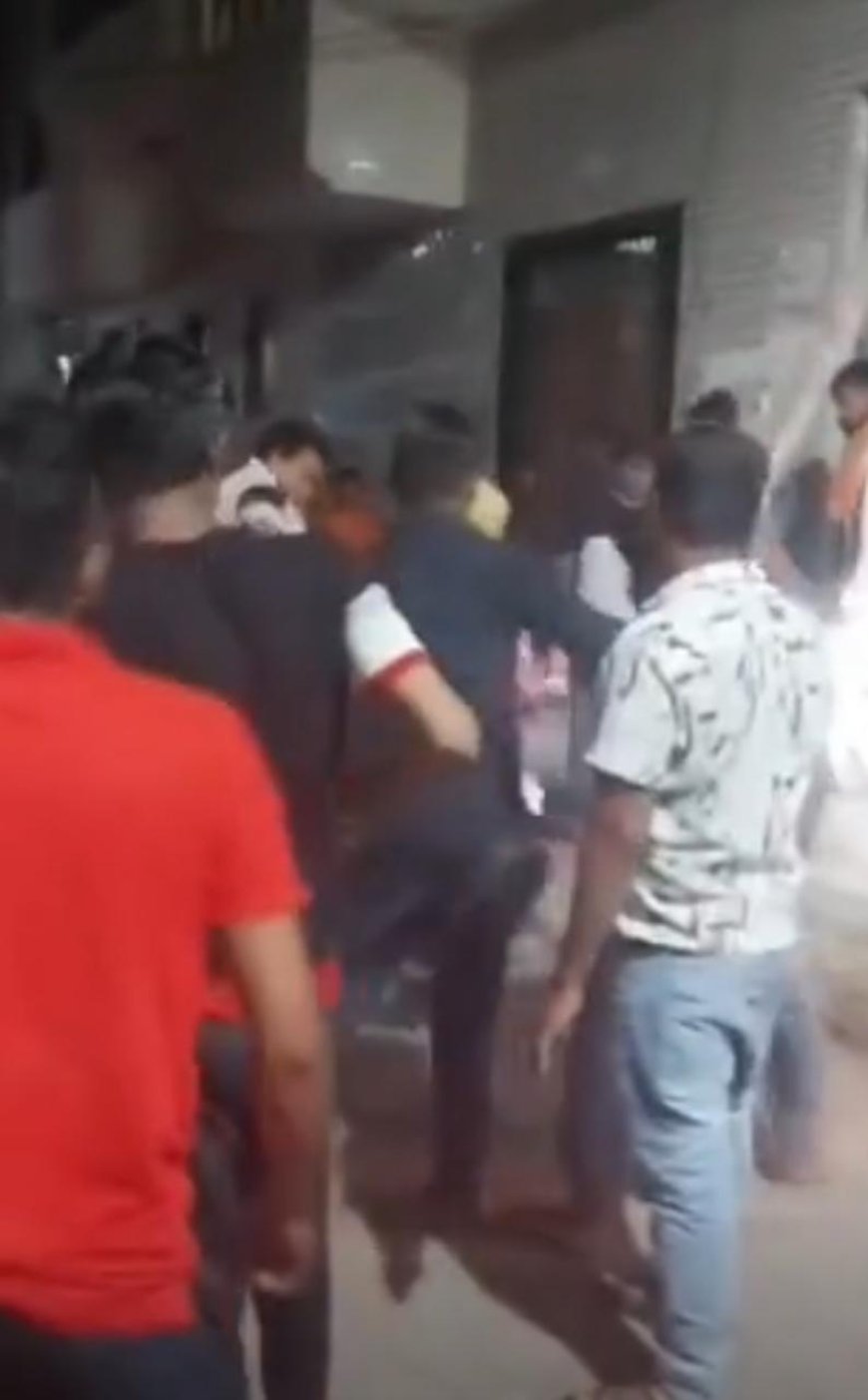 न्यू आगरा के नगला पदी में सरेराह गुंडई, एक युवक को गिराकर बांस से पीटा, दो आरोपी गिरफ्तार