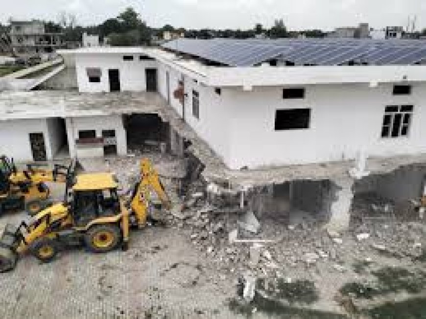 छांगुर बाबा की कोठी पर दूसरे दिन भी चल रहा बाबा का बुलडोजर